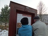 Montaż nowych tablic na symbolicznych drzwiach w nieistniejących wsiach